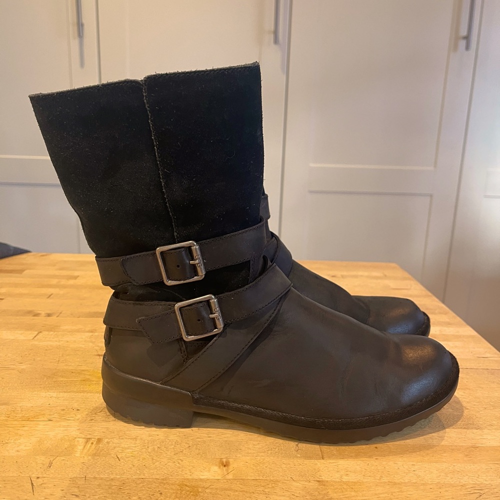 UGGS Women’s Black Leather and Suede boots size 8